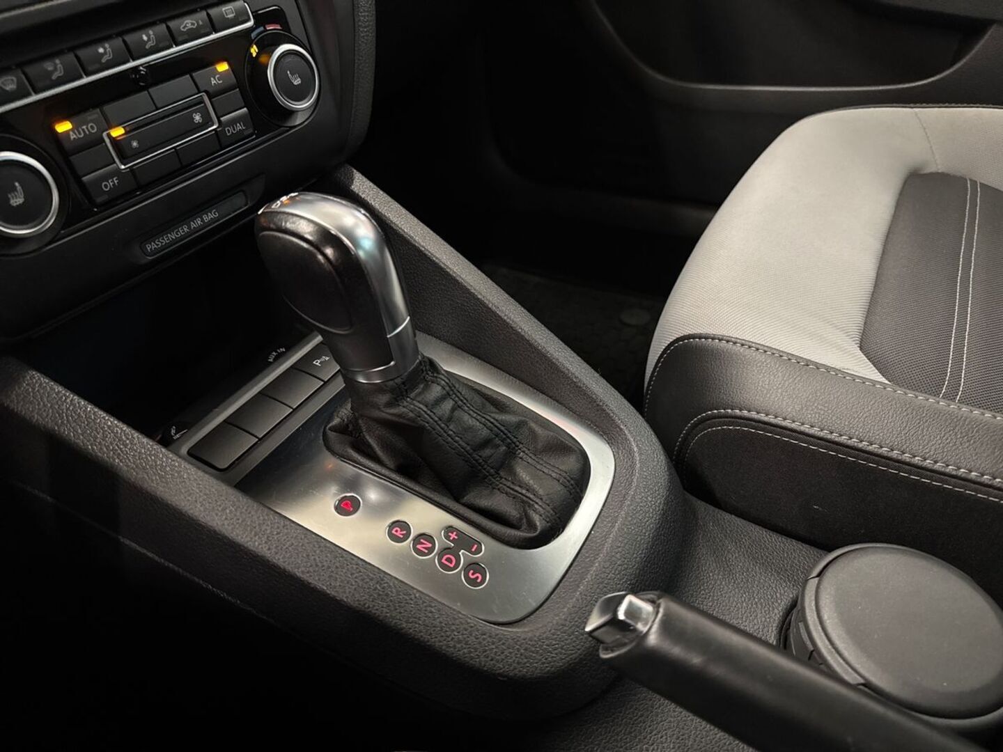 VOLKSWAGEN Jetta 26