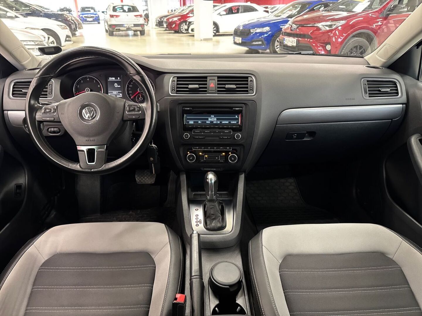VOLKSWAGEN Jetta 28