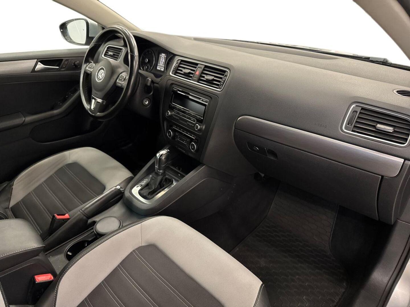 VOLKSWAGEN Jetta 9