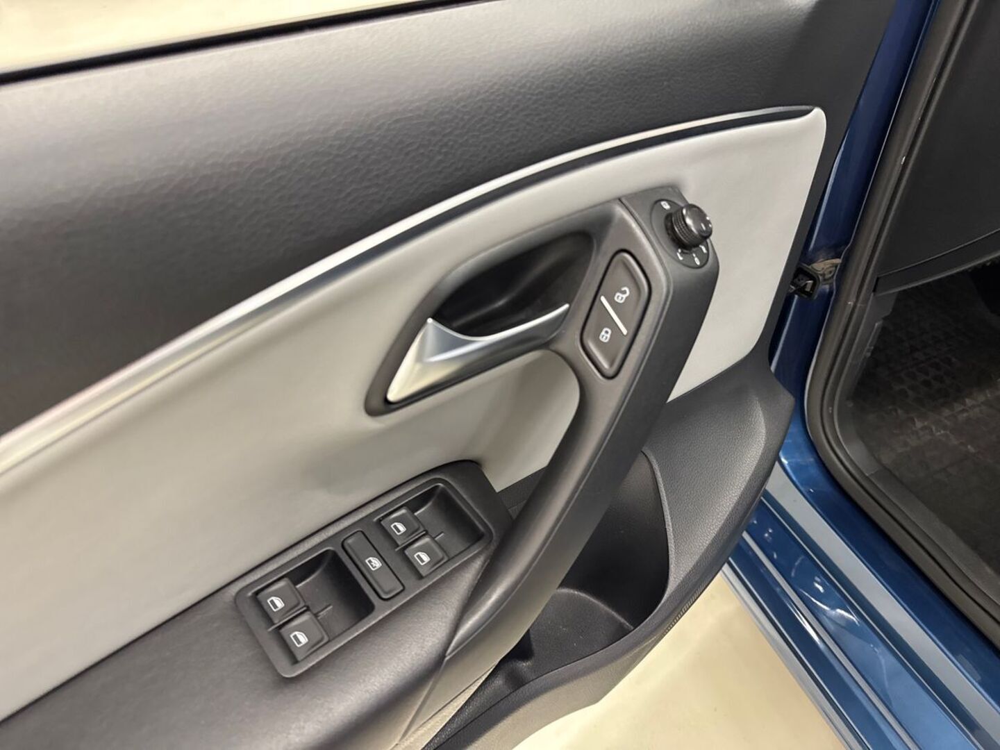 VOLKSWAGEN Polo 15