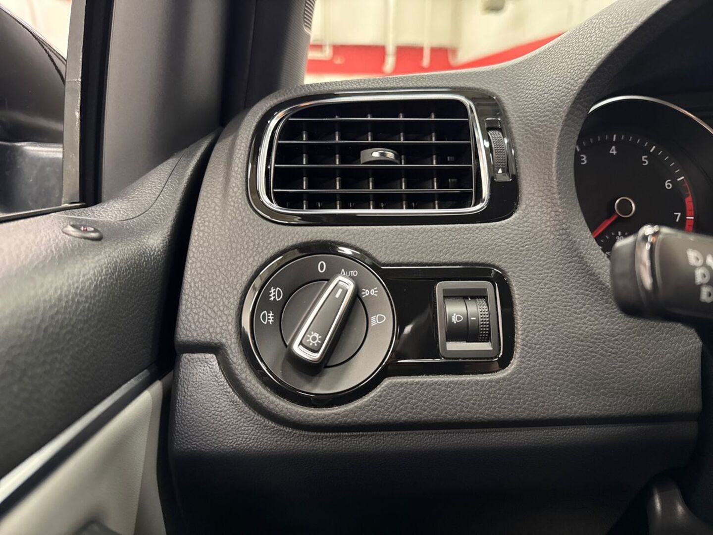 VOLKSWAGEN Polo 17