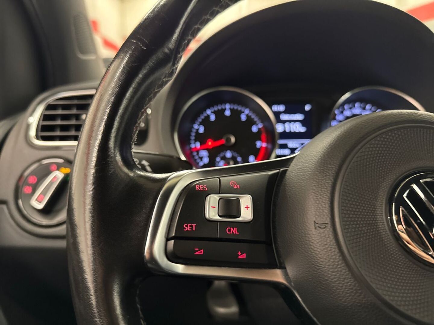 VOLKSWAGEN Polo 22