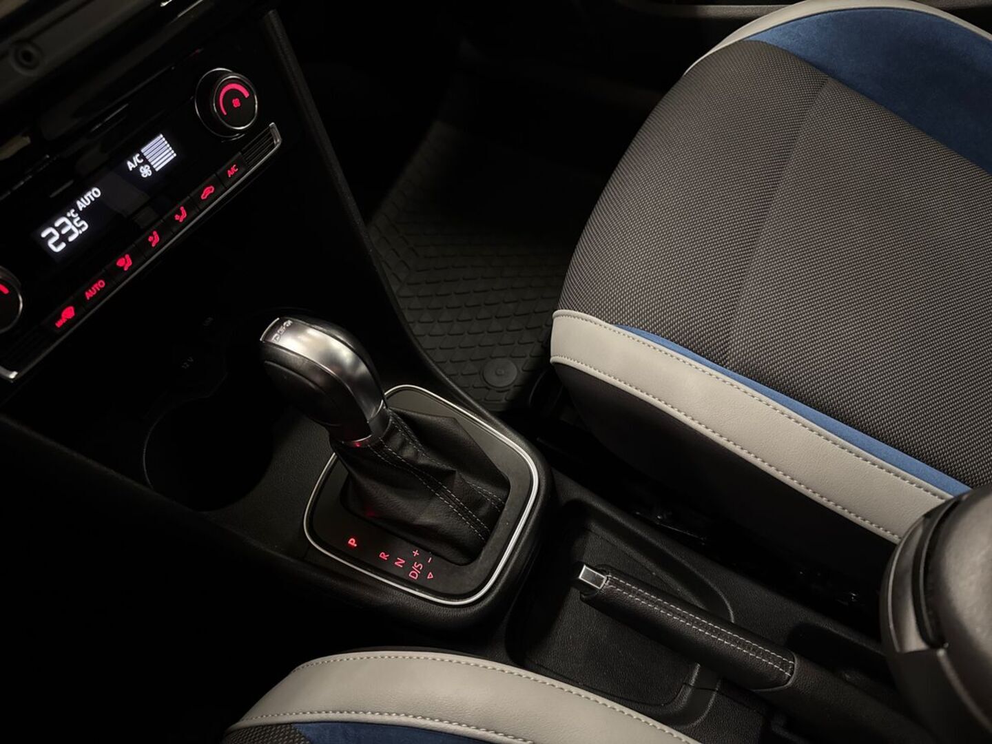 VOLKSWAGEN Polo 26