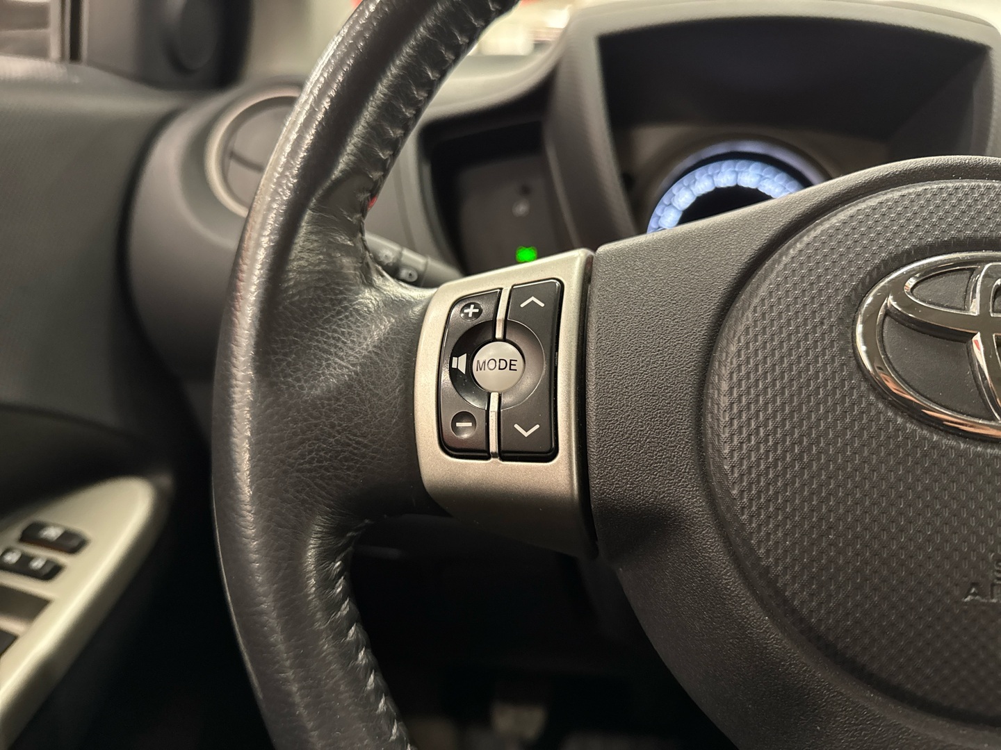 TOYOTA Urban Cruiser 2011