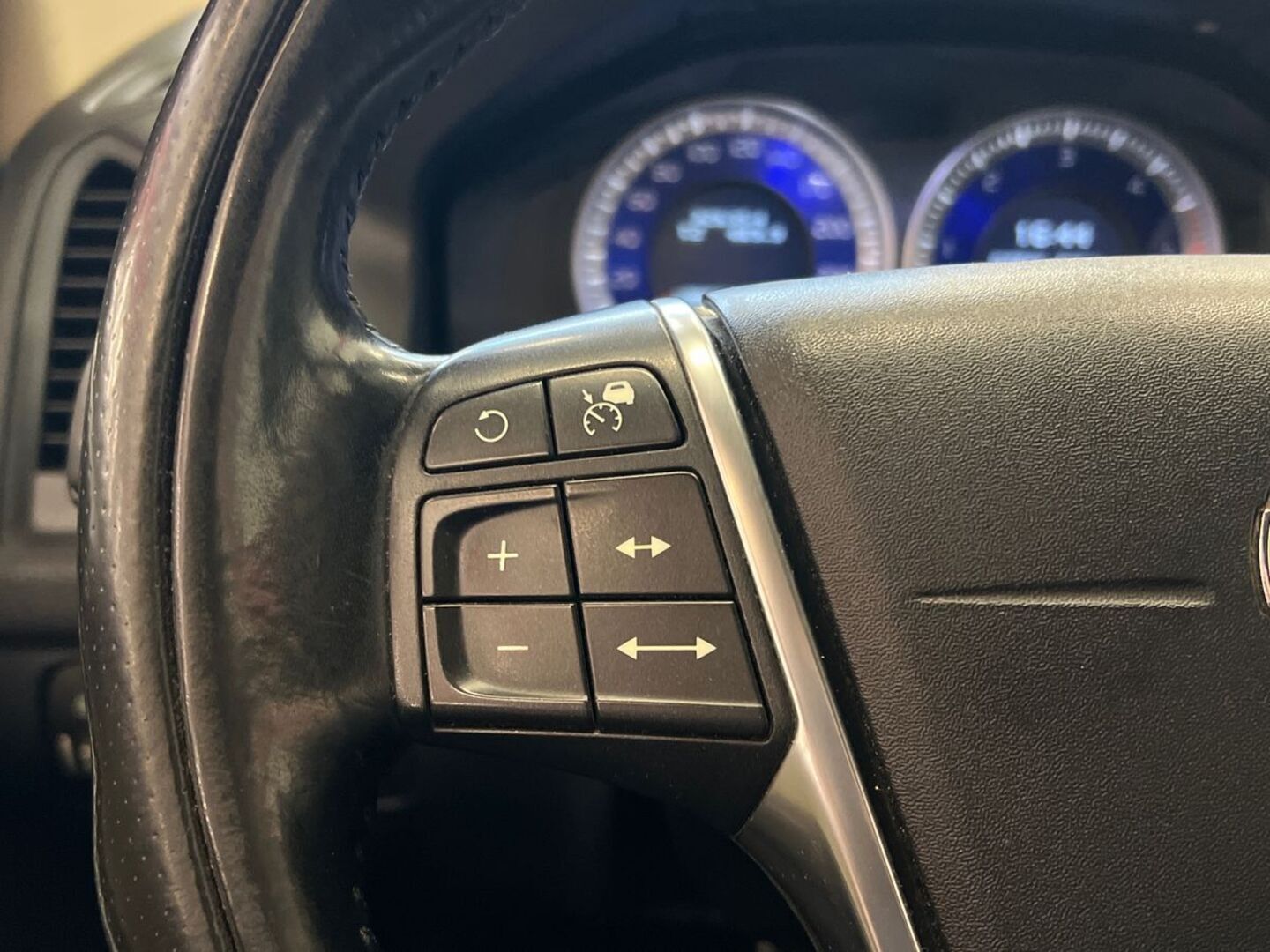 VOLVO XC60 2011