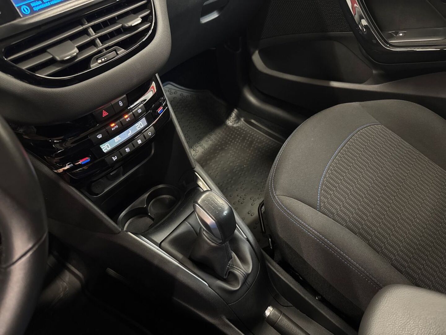 PEUGEOT 208 2019