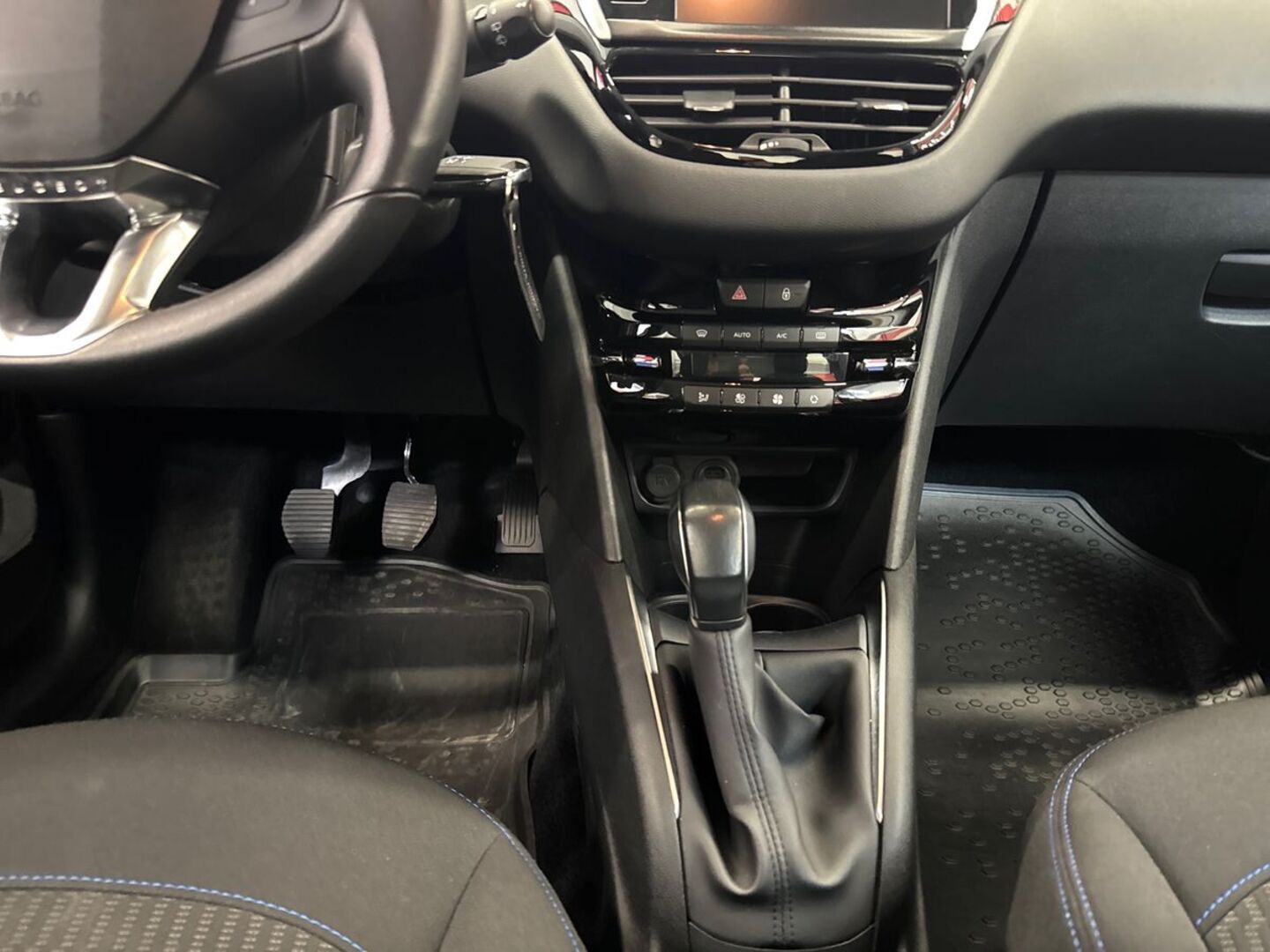 PEUGEOT 208 2019
