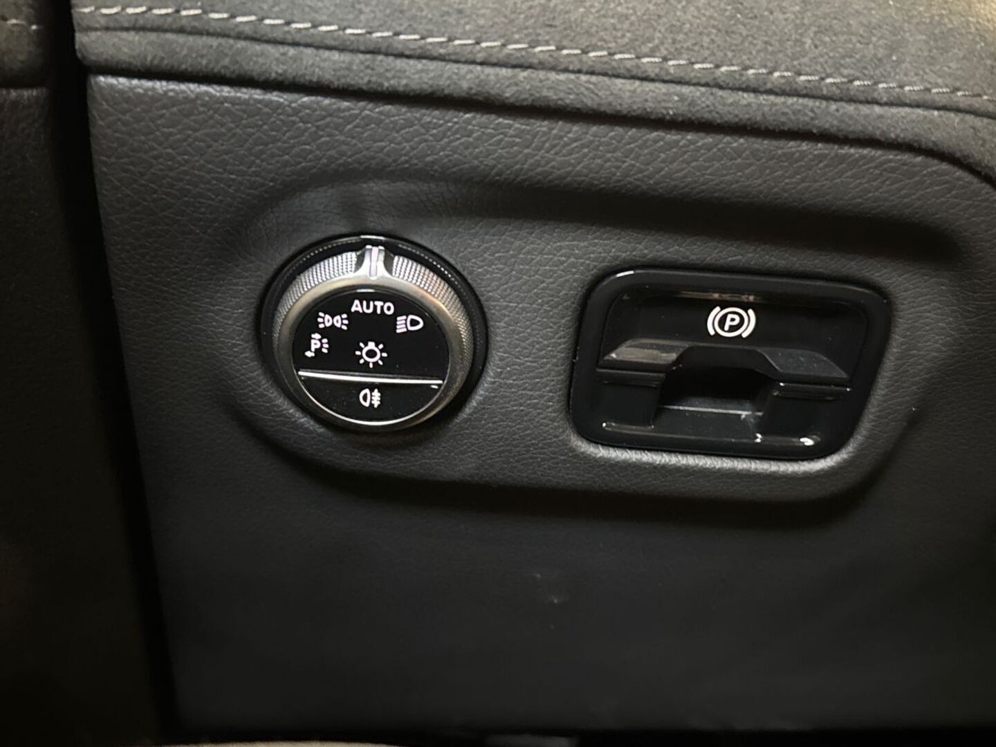 MERCEDES-BENZ EQE 17
