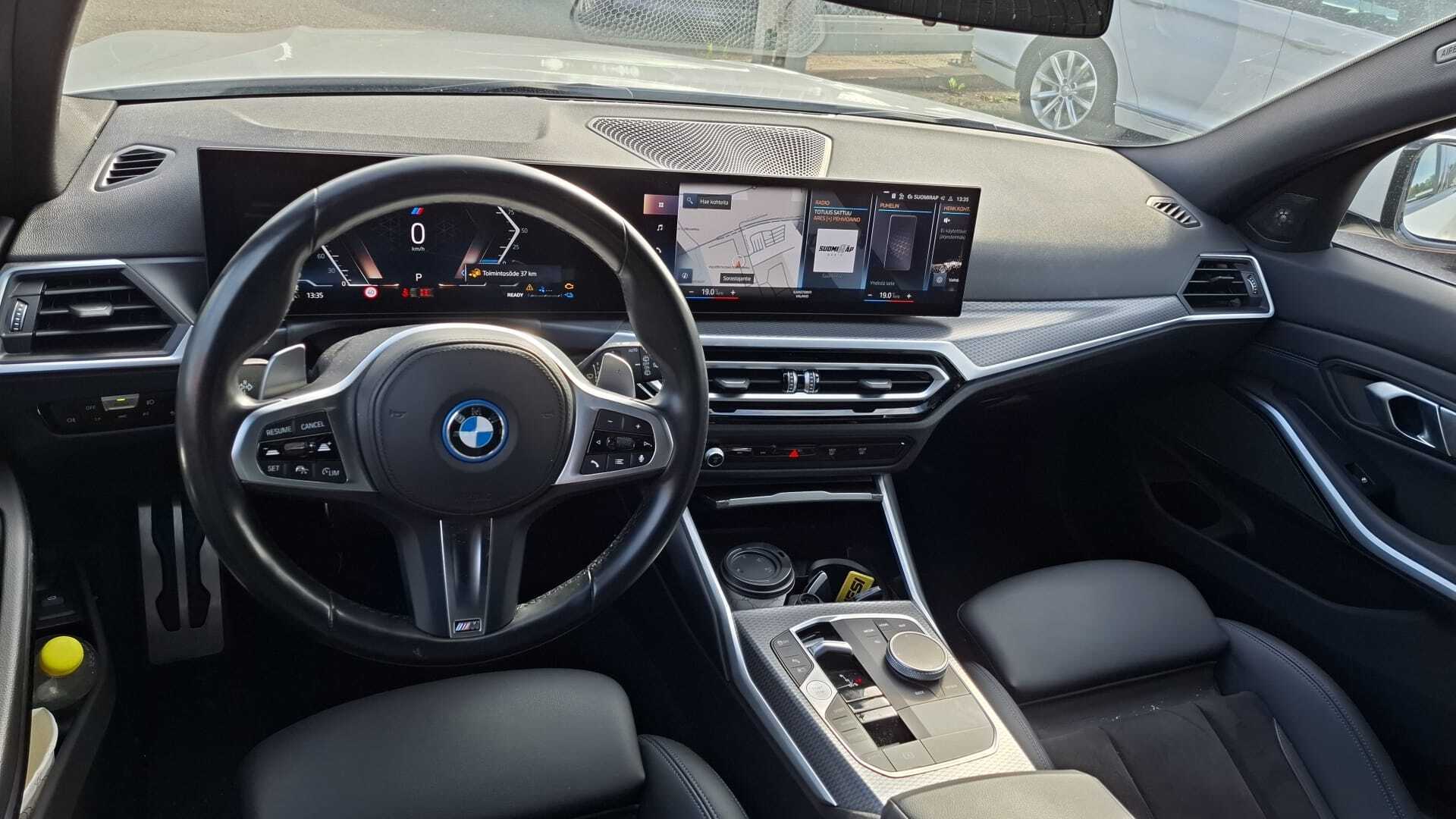 BMW 330 2023