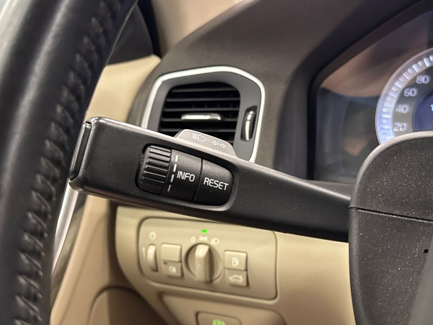VOLVO V60 2012