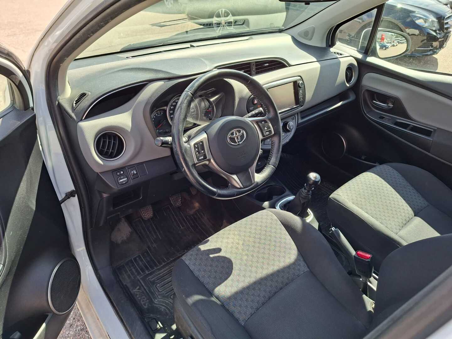 TOYOTA Yaris 2015