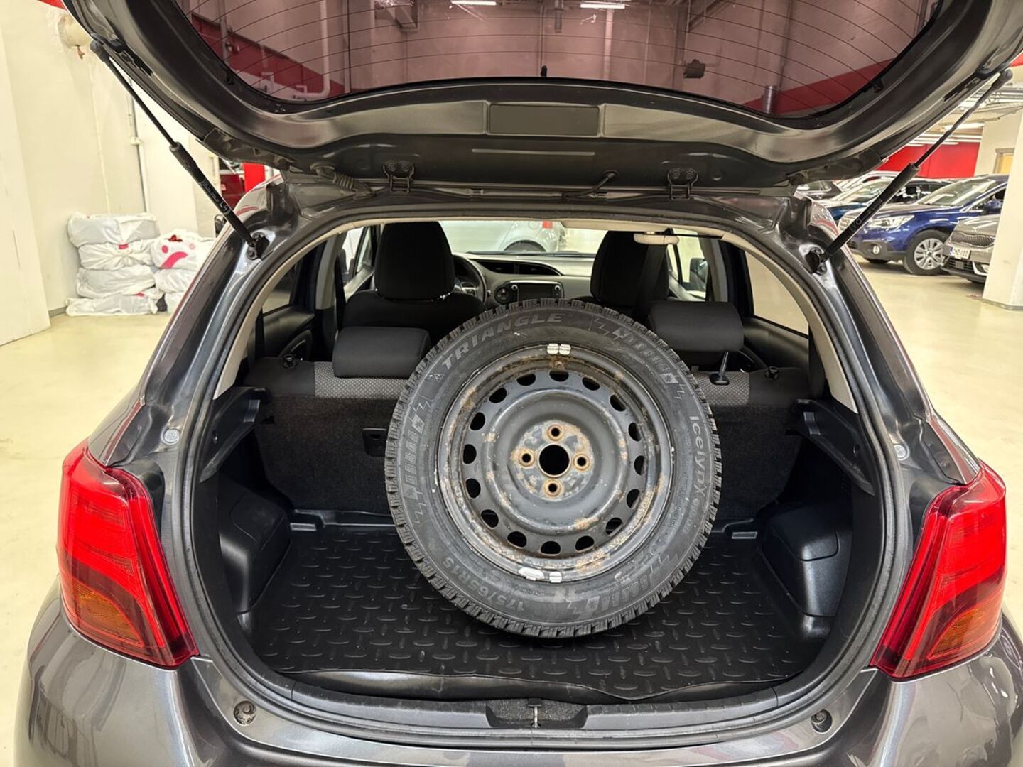 TOYOTA Yaris 2015