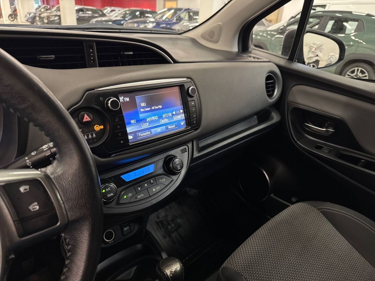 TOYOTA Yaris 2015