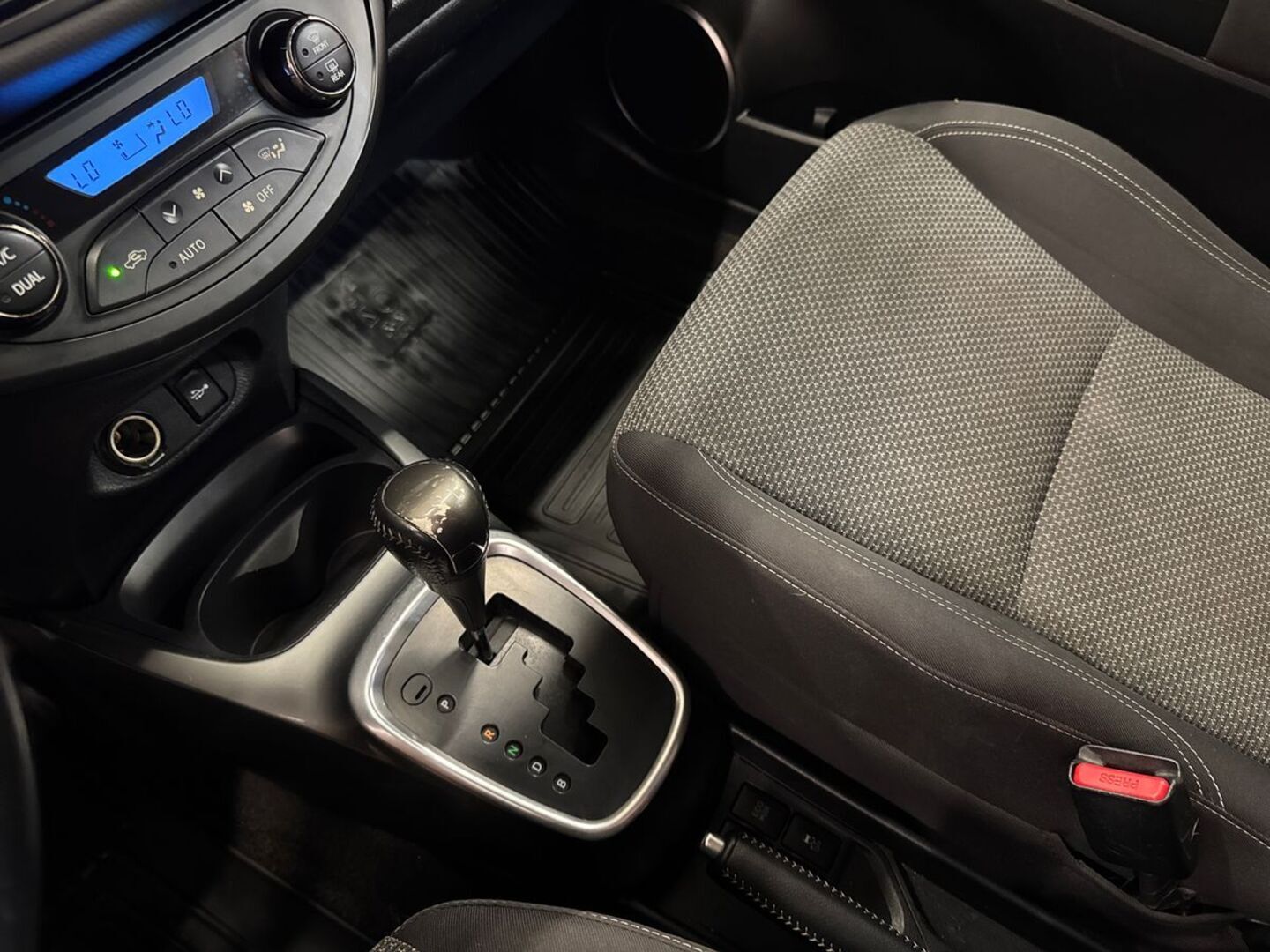 TOYOTA Yaris 2015