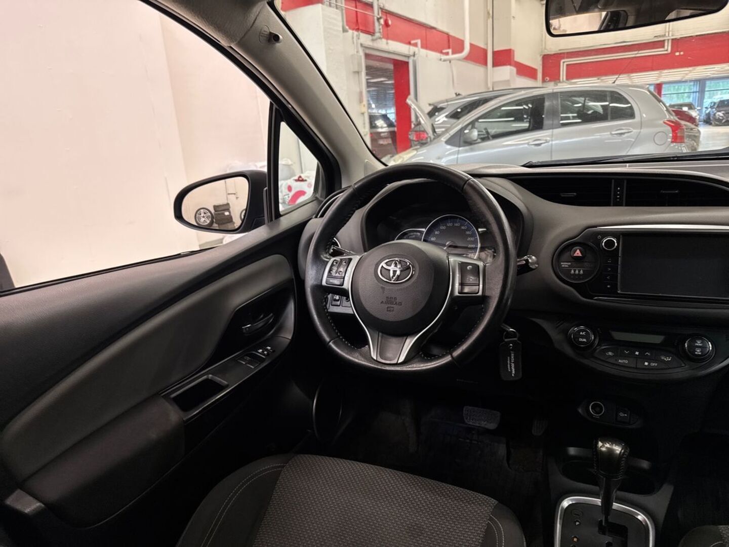 TOYOTA Yaris 2015