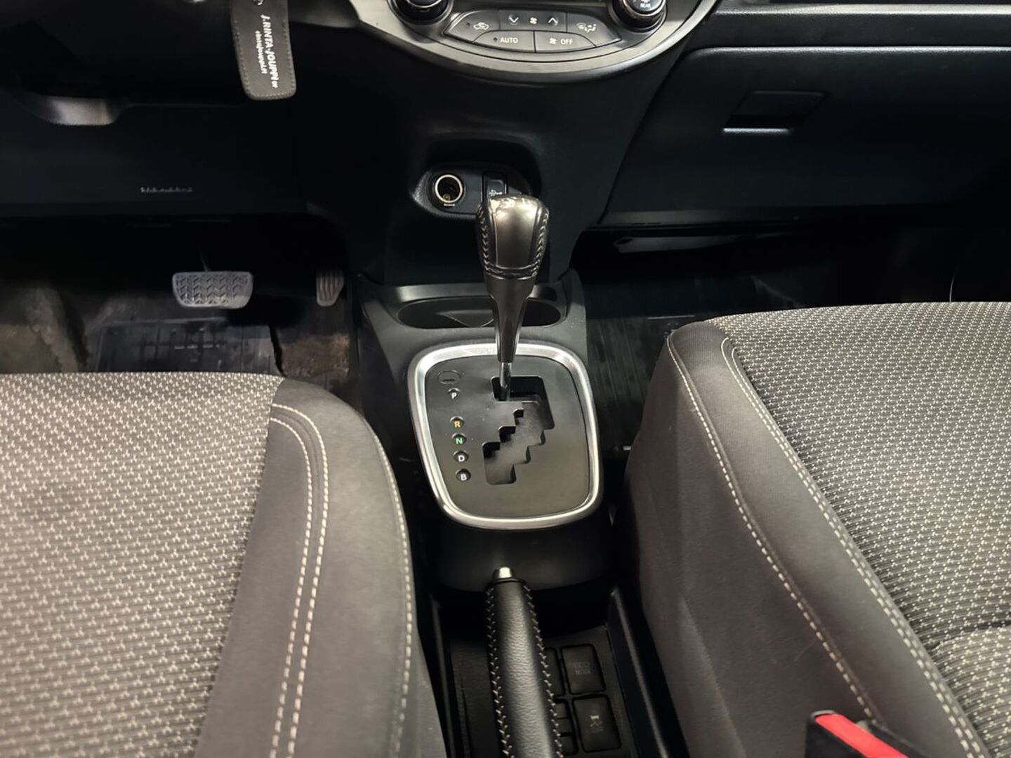 TOYOTA Yaris 2015