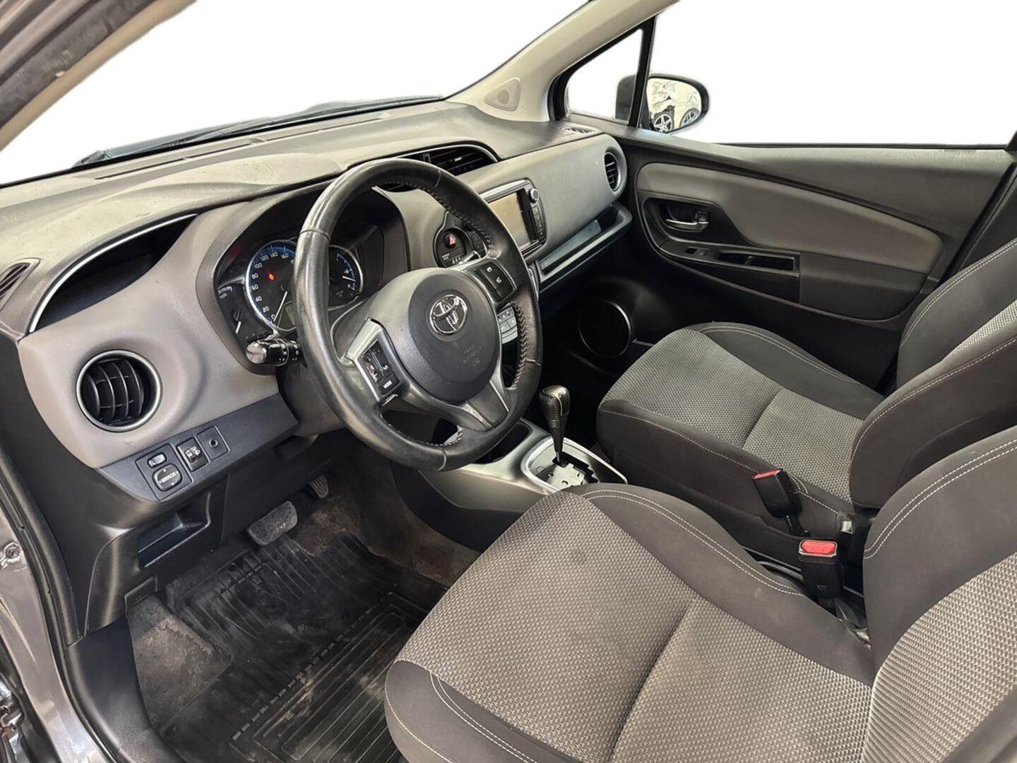 TOYOTA Yaris 2015