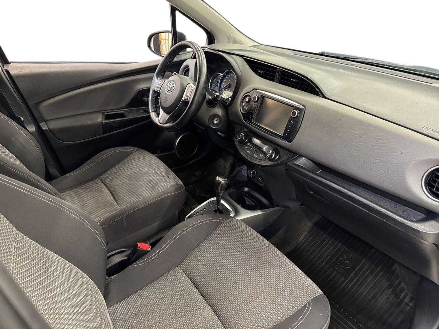 TOYOTA Yaris 2015