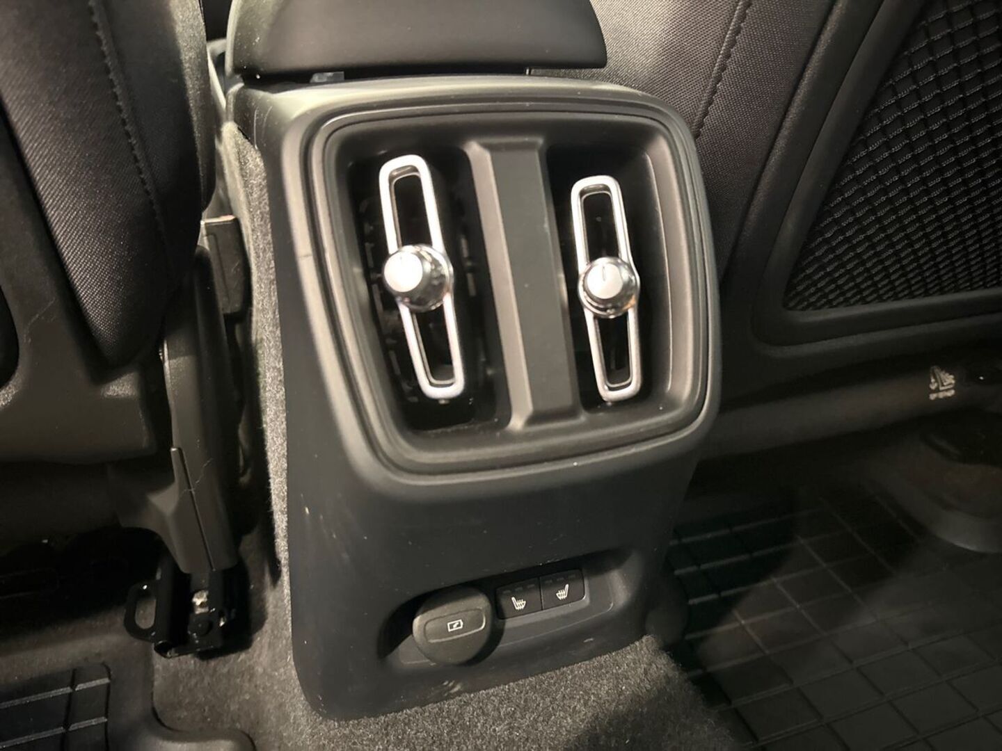 VOLVO XC40 2023