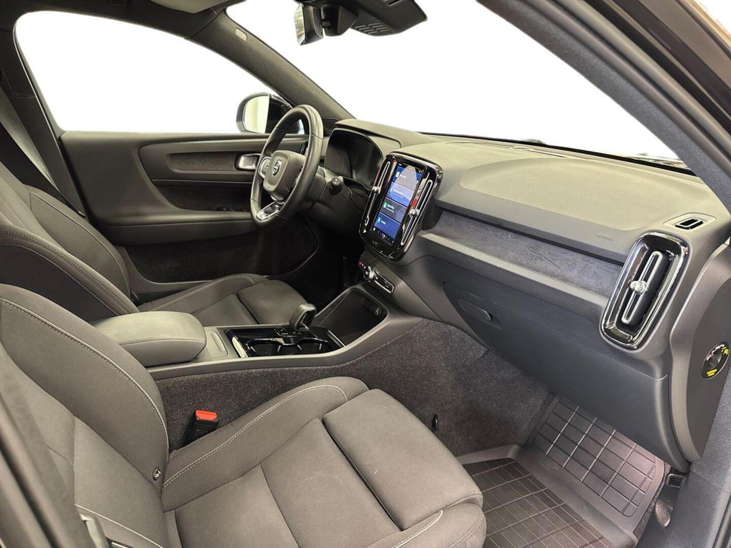 VOLVO XC40 2023