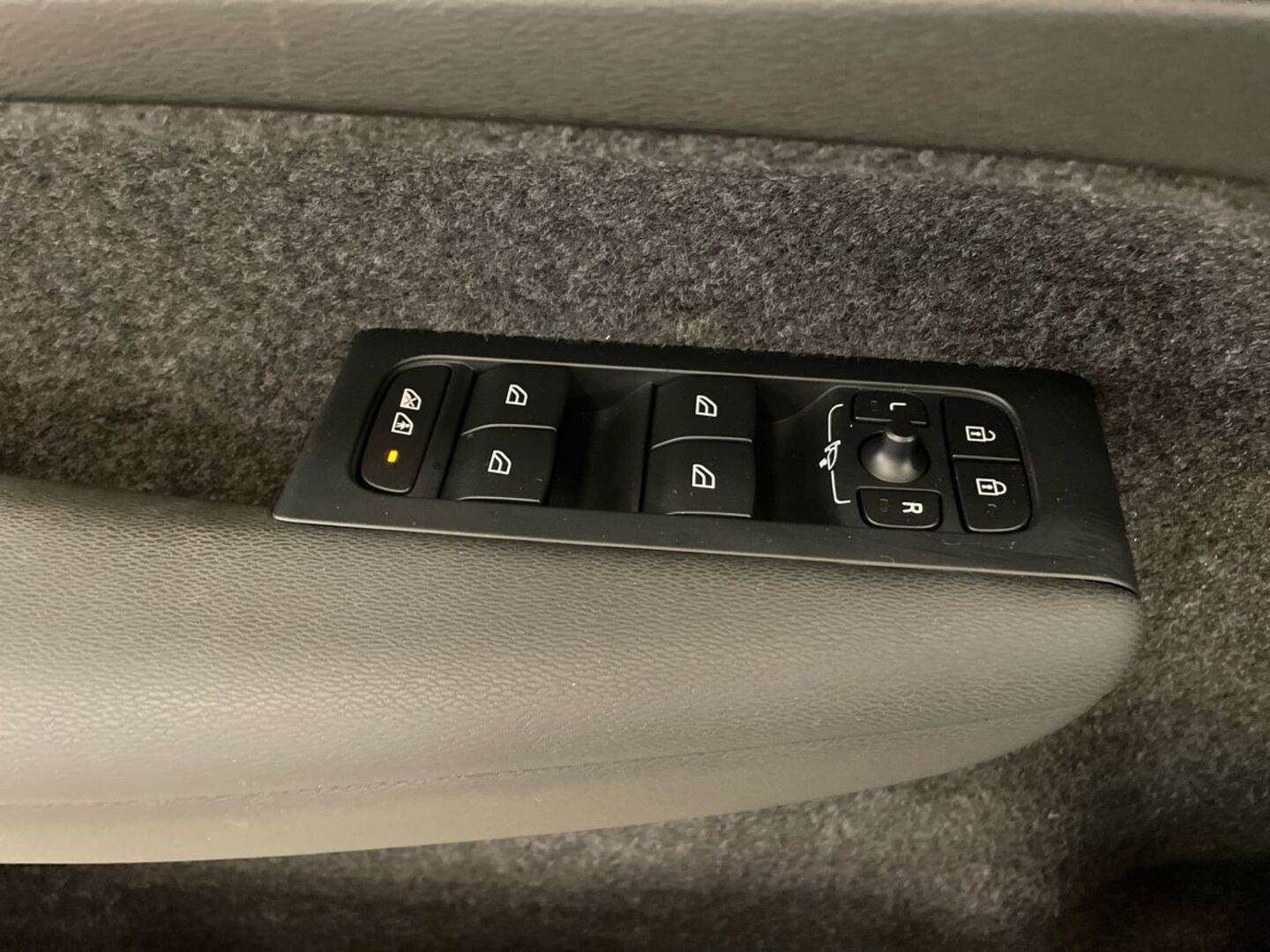 VOLVO C40 2024