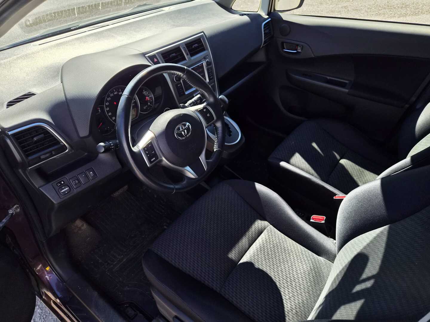 TOYOTA Verso-S 2012