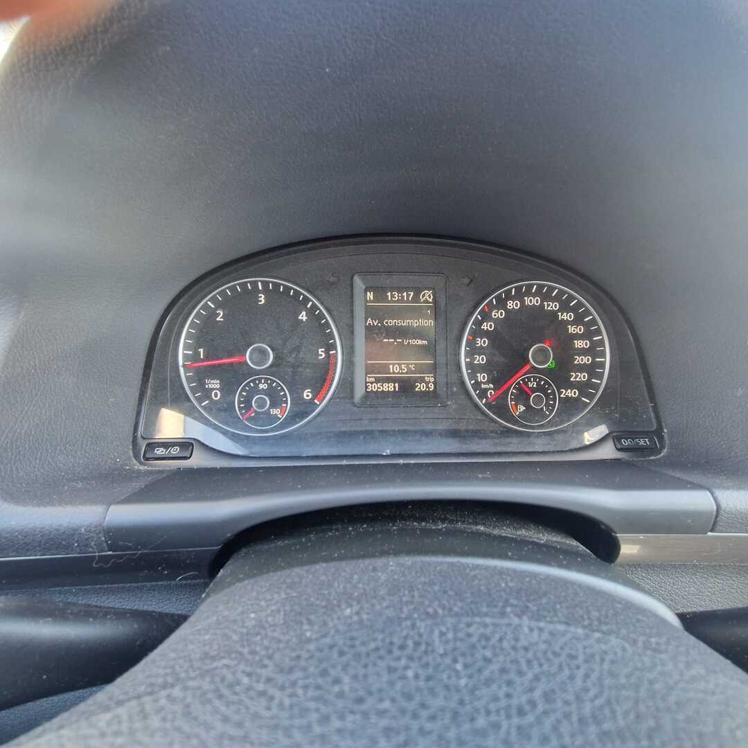 VOLKSWAGEN Touran 2015