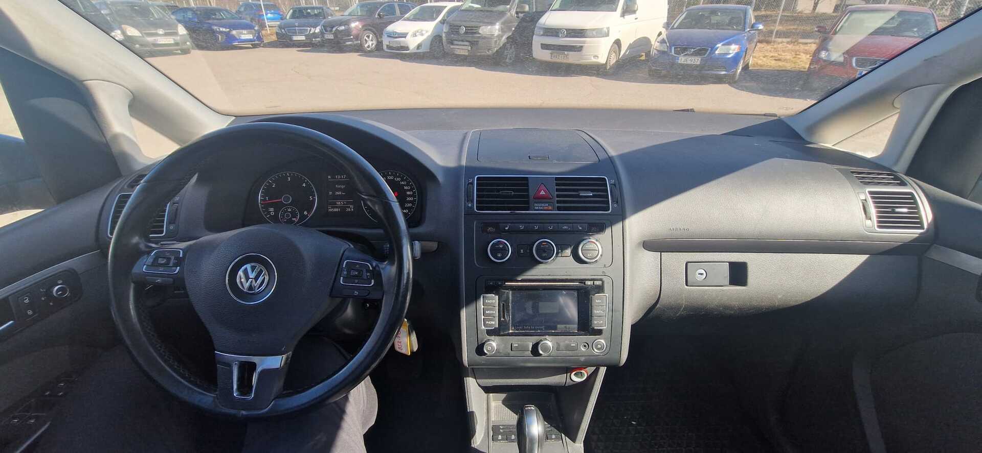 VOLKSWAGEN Touran 2015