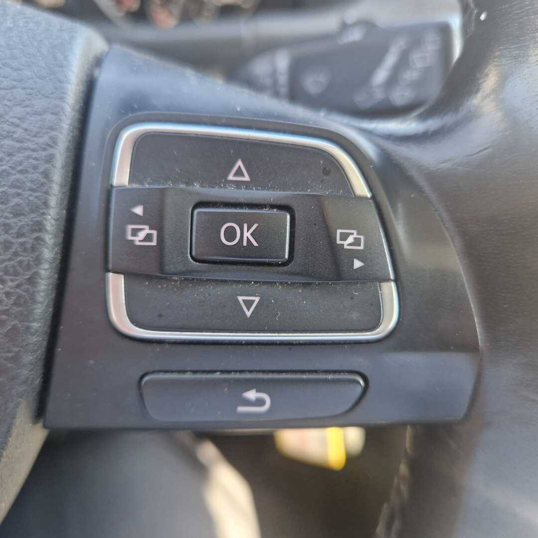 VOLKSWAGEN Touran 2015