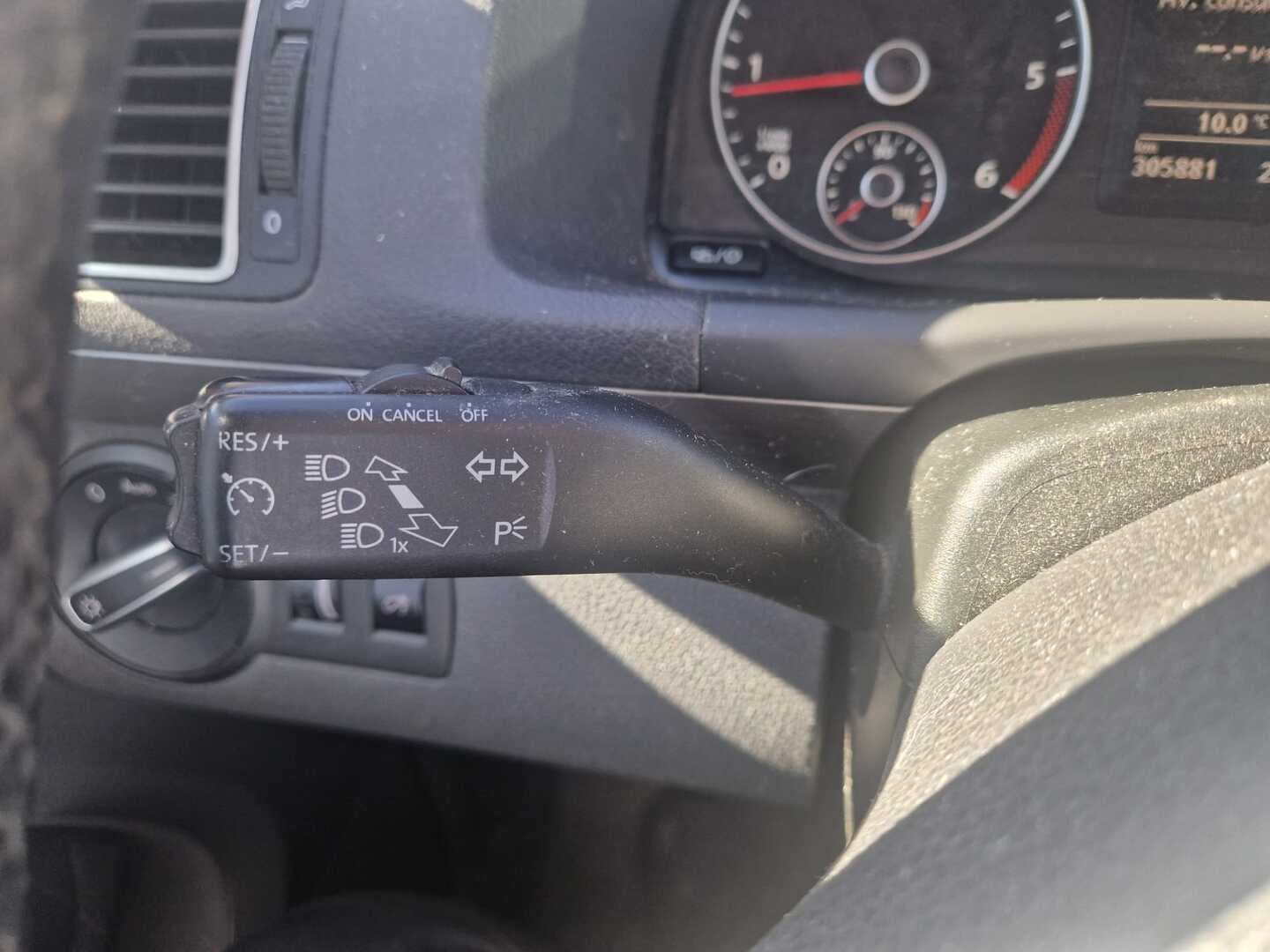 VOLKSWAGEN Touran 2015