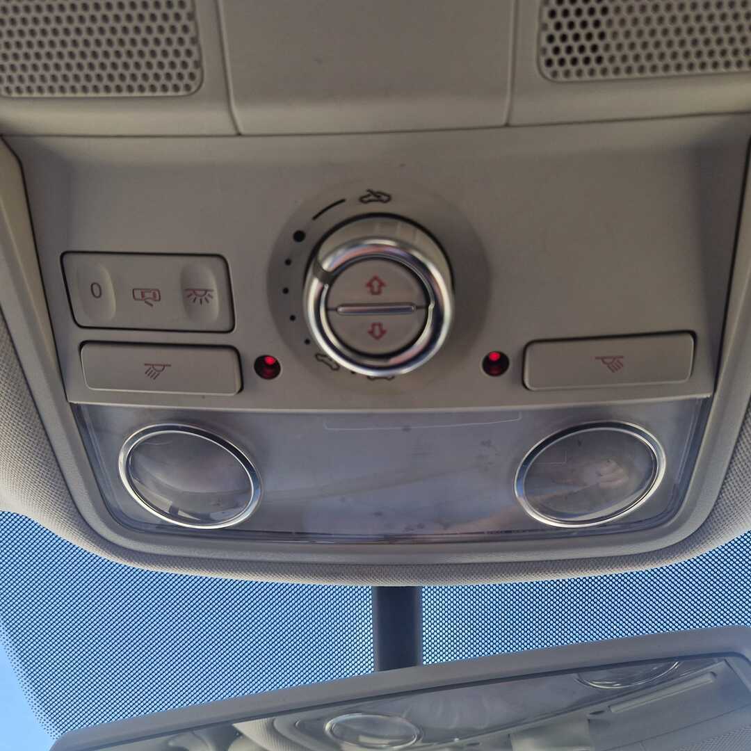 VOLKSWAGEN Touran 2015