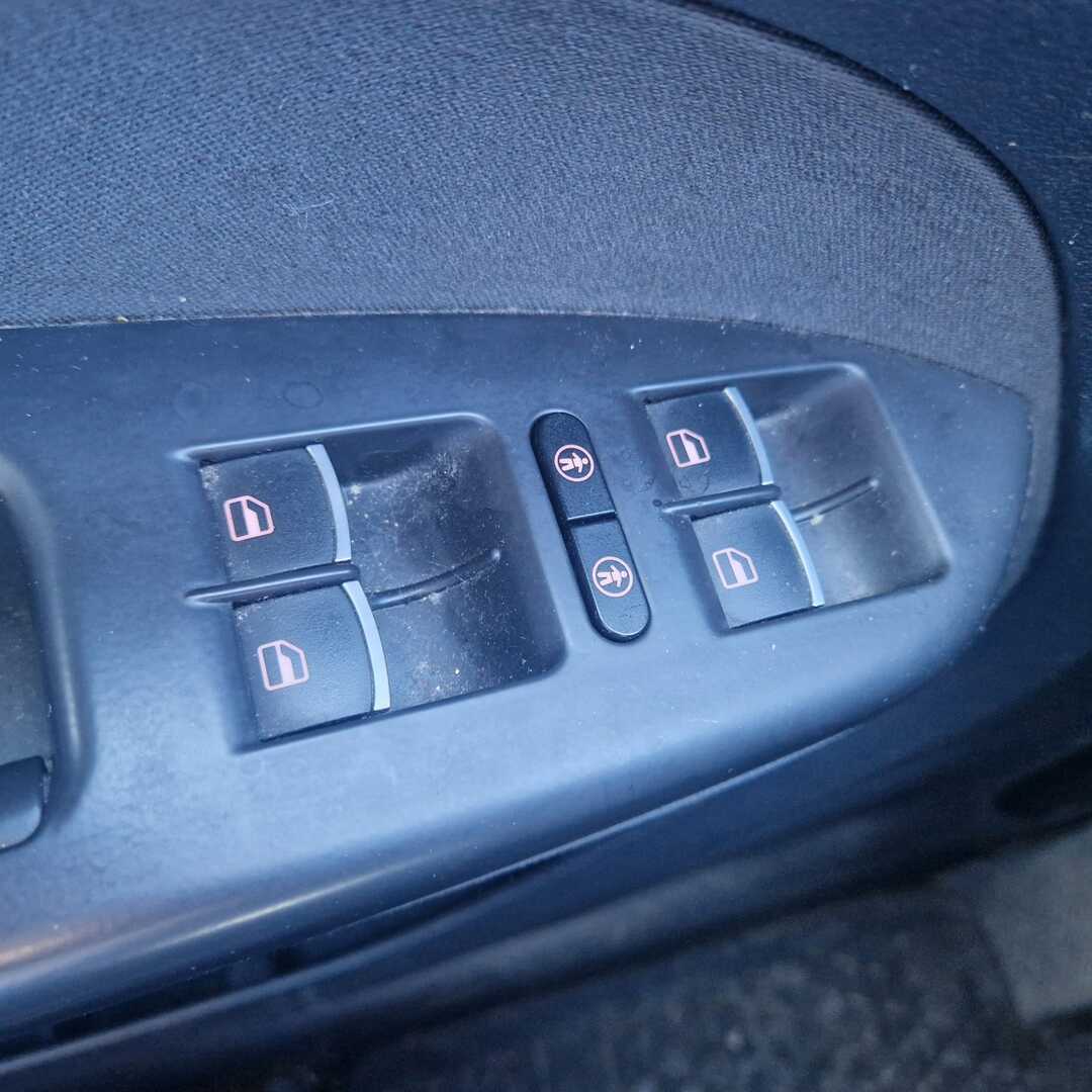 VOLKSWAGEN Touran 2015