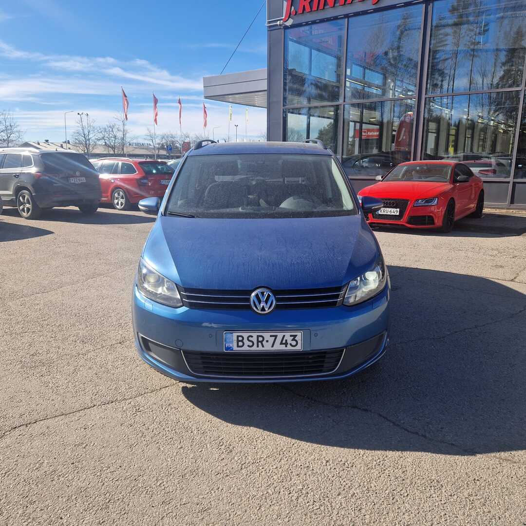 VOLKSWAGEN Touran 2015