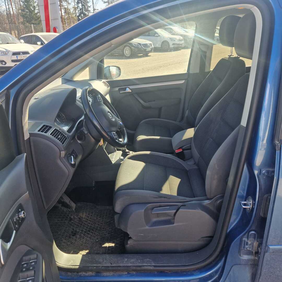 VOLKSWAGEN Touran 2015