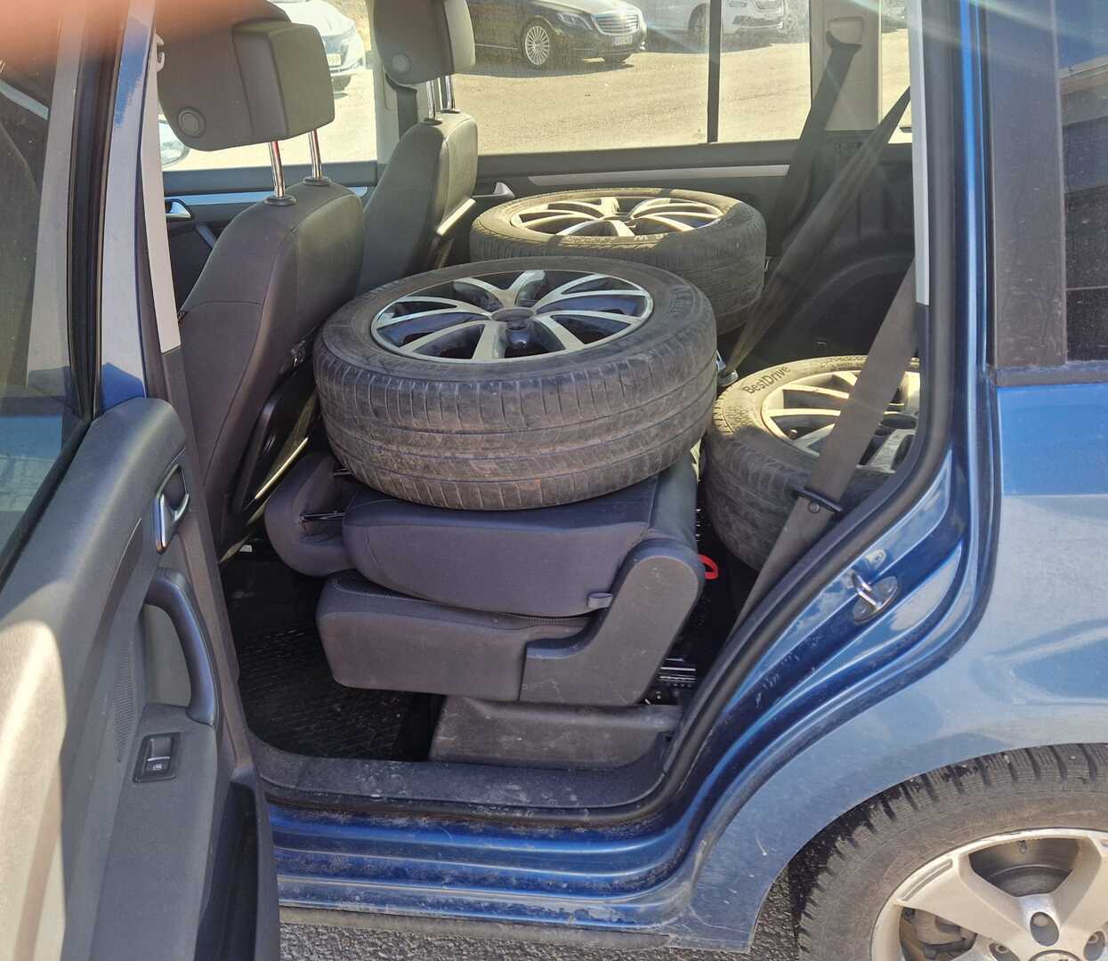 VOLKSWAGEN Touran 2015