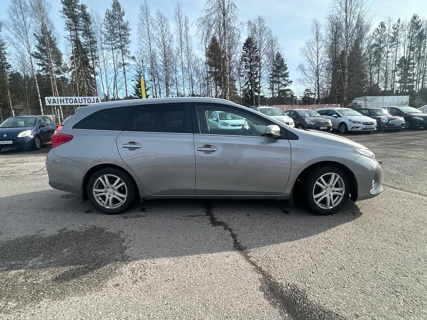 TOYOTA Auris 2015