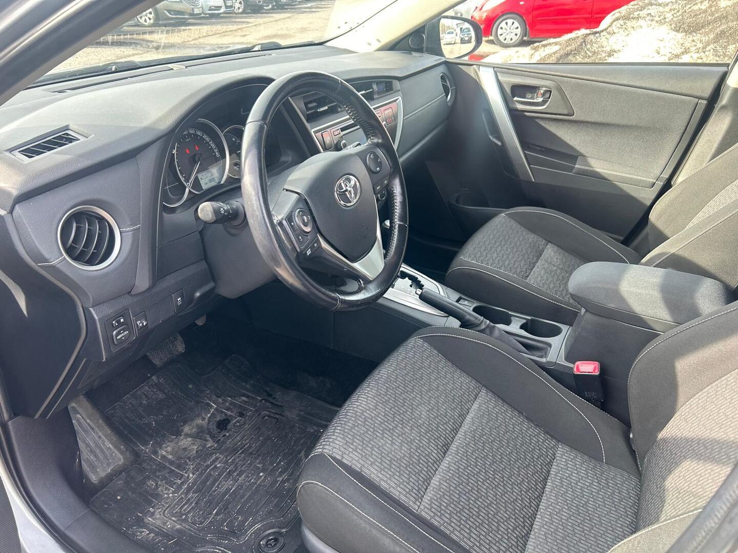 TOYOTA Auris 2015