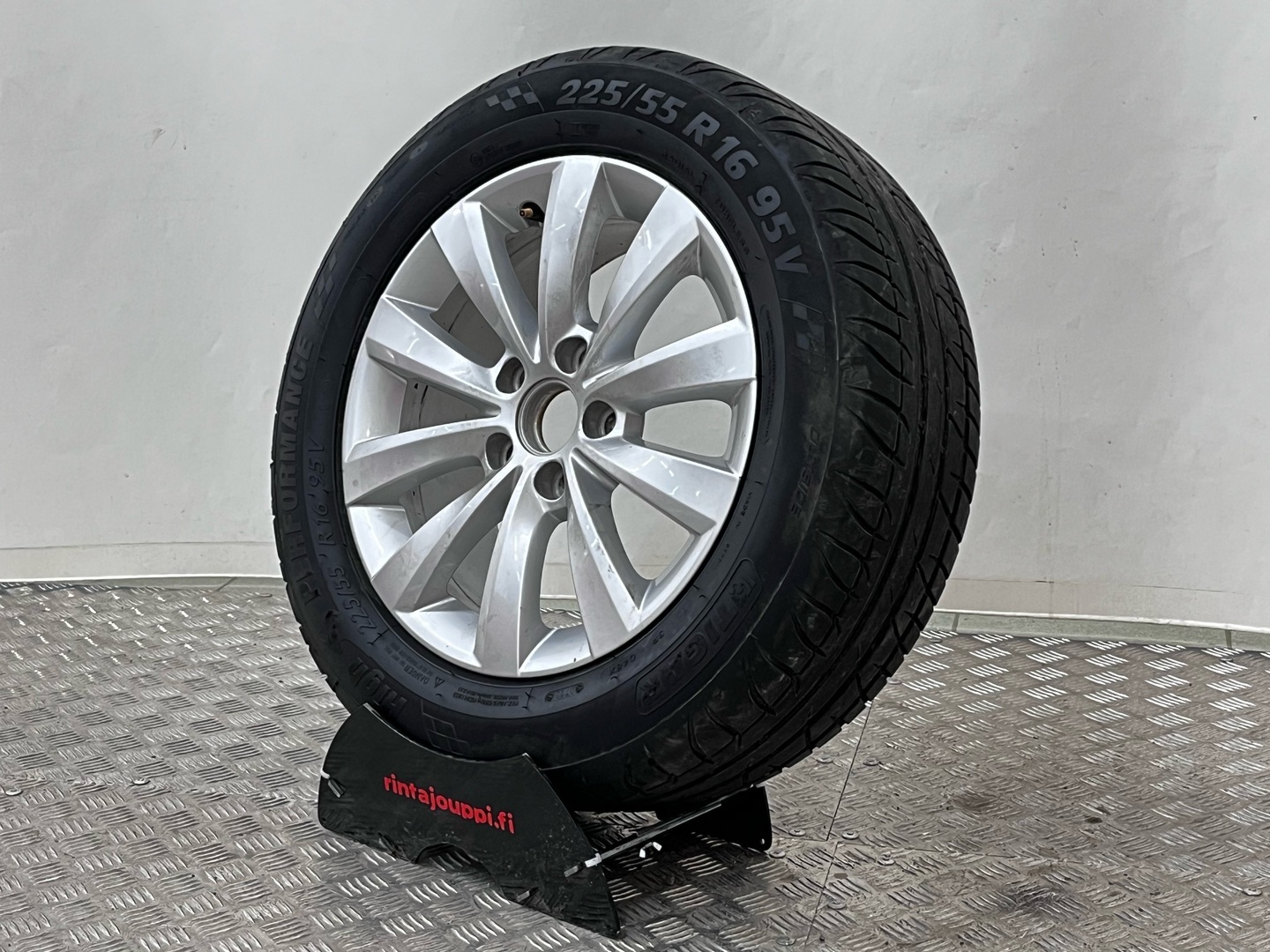 VOLKSWAGEN Beetle 2015