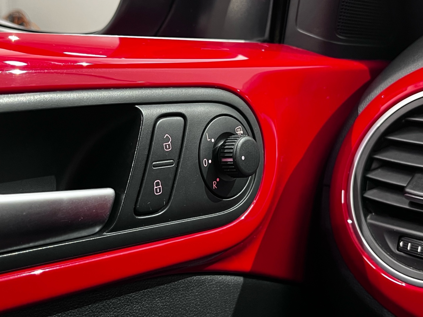 VOLKSWAGEN Beetle 2015