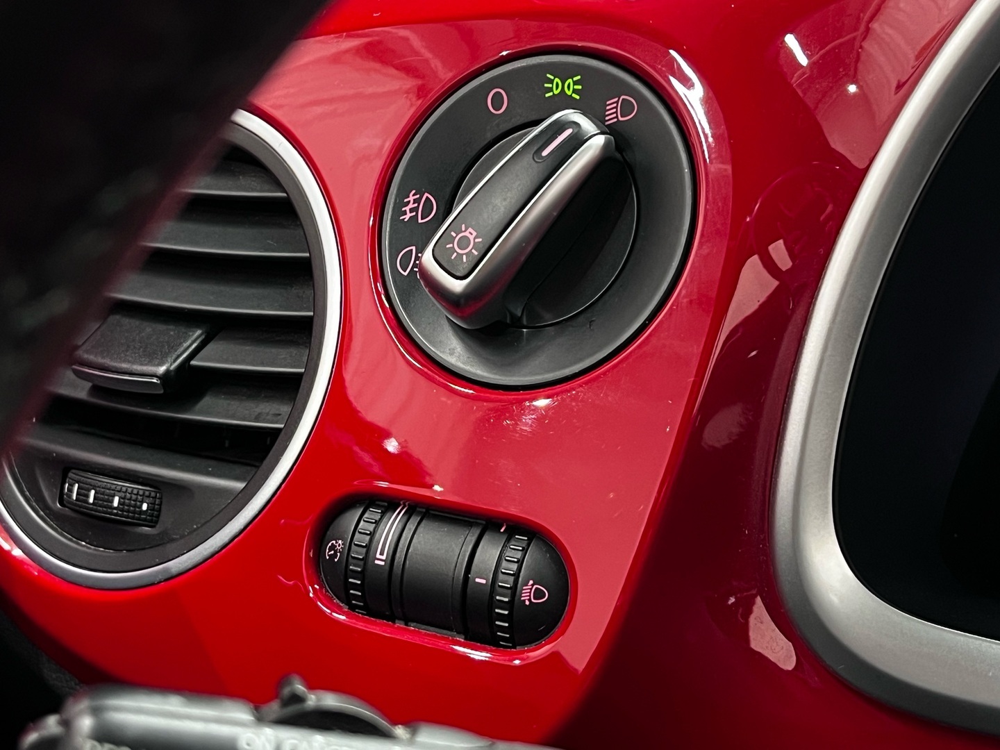 VOLKSWAGEN Beetle 2015