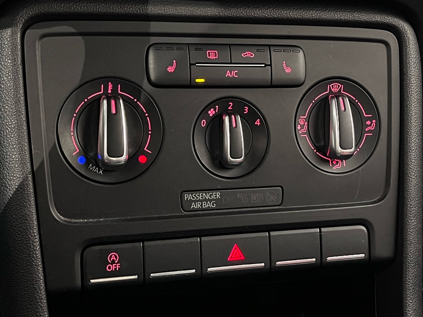 VOLKSWAGEN Beetle 2015