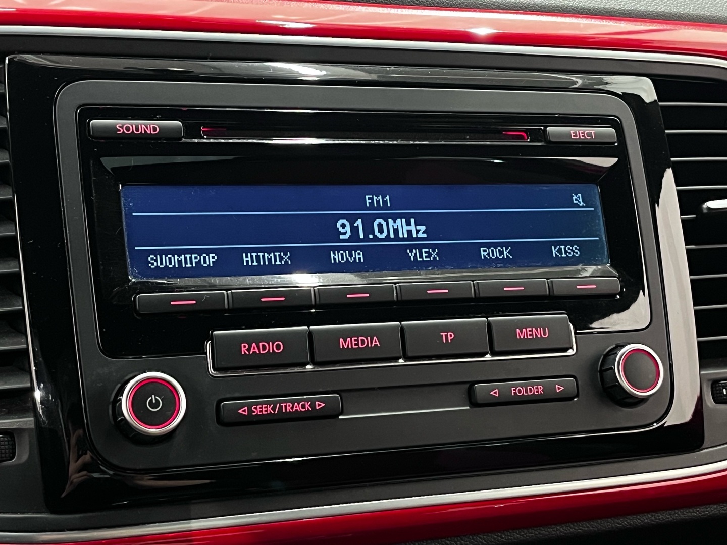 VOLKSWAGEN Beetle 2015