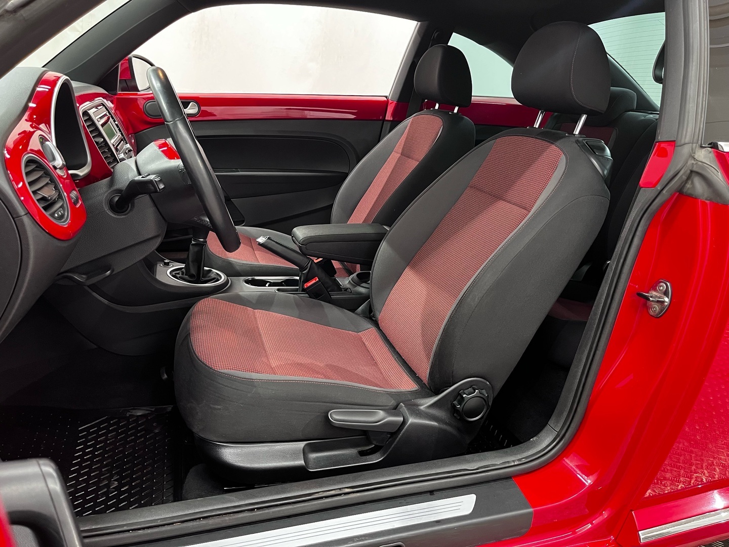 VOLKSWAGEN Beetle 2015