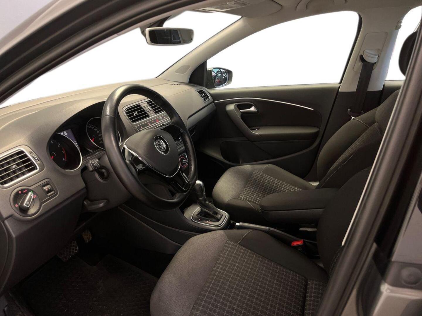 VOLKSWAGEN Polo 2014
