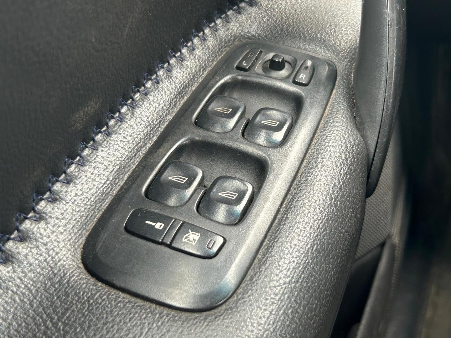 VOLVO XC70 2003