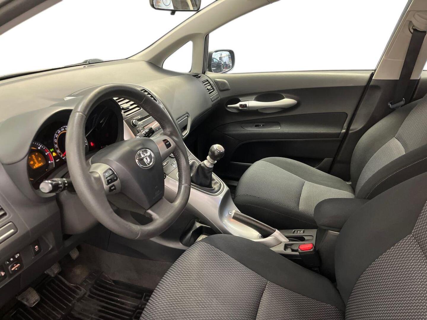 TOYOTA Auris 7