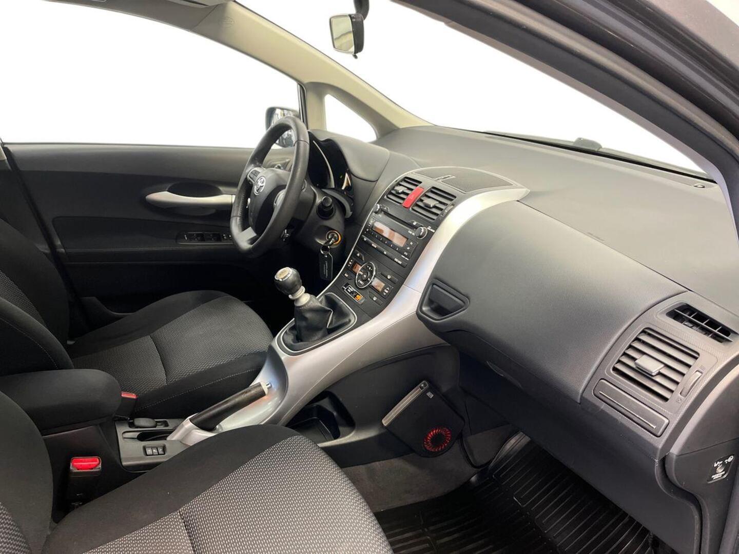 TOYOTA Auris 9