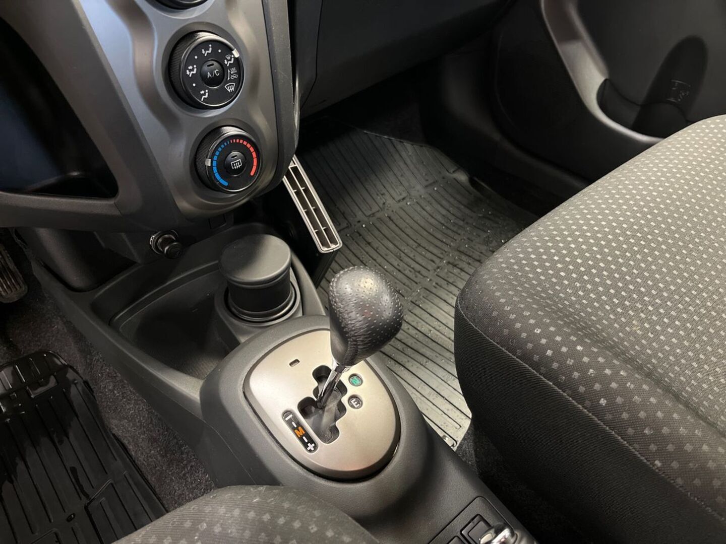 TOYOTA Yaris 19