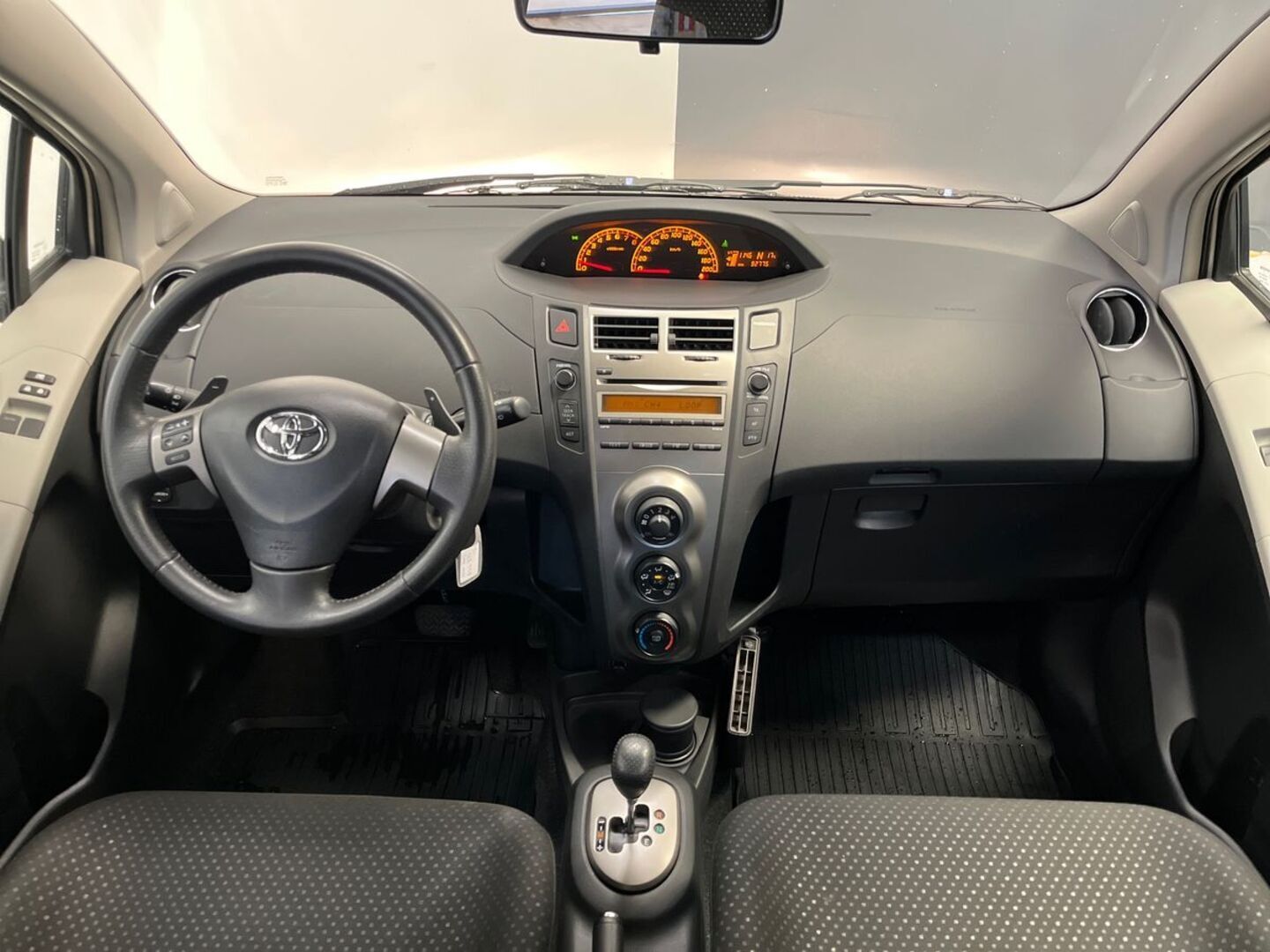 TOYOTA Yaris 23