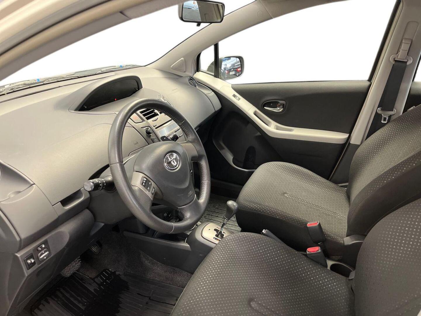 TOYOTA Yaris 7